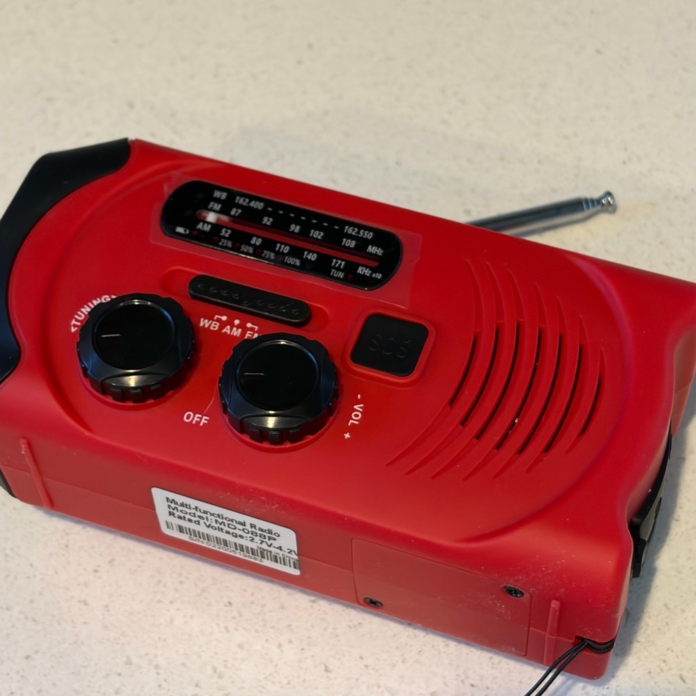 Portable Hand Crank/Solar Emergency AM/FM Radio Flashlight Charger